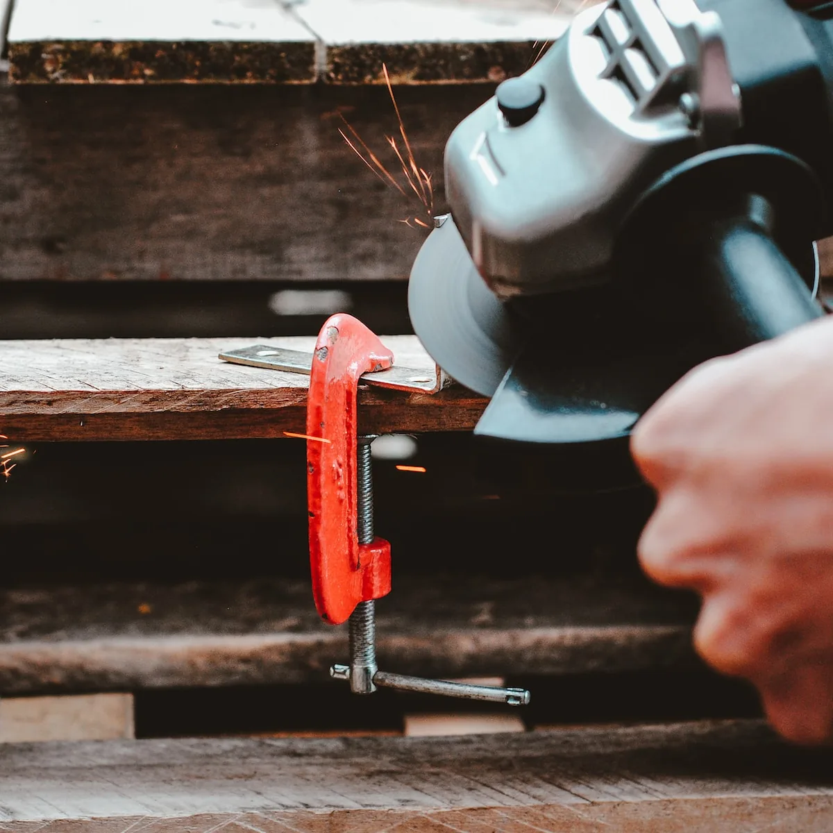 Couper métal, guide pratique pour couper du métal : outils et précautions indispensables
